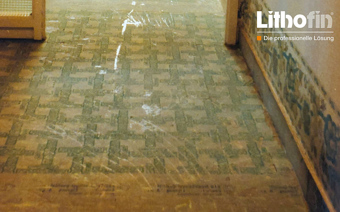 Boden vor Planschleifverfahren und Renovierung. 