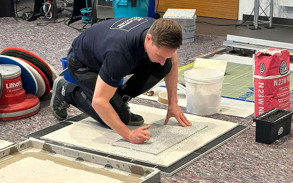 [Translate to English:] Lithofin Schulung Steinbeisschule Praxis