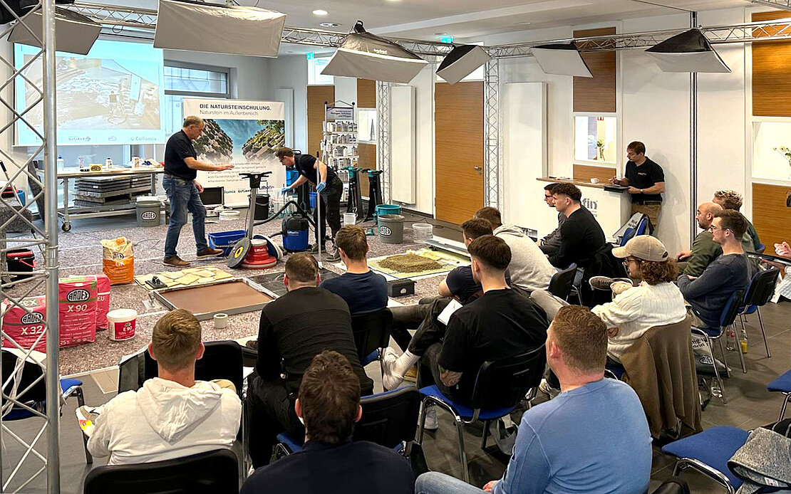 [Translate to English:] Lithofin Schulung Steinbeisschule