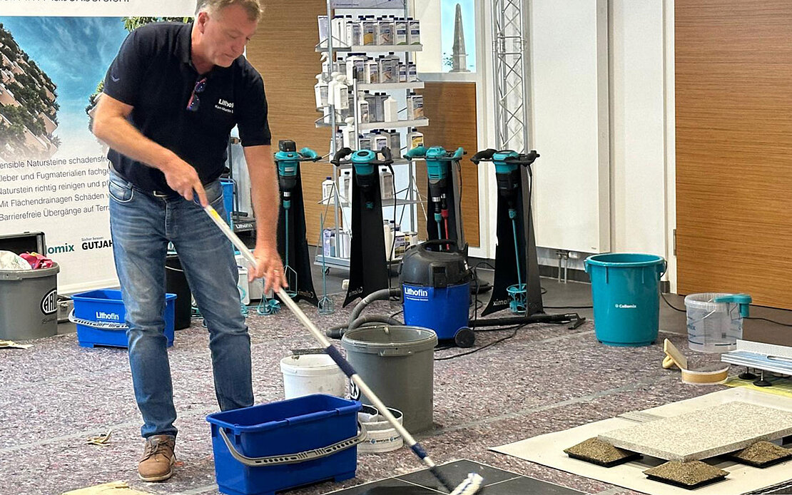 [Translate to English:] Lithofin Schulung Steinbeisschule Anwendungsvorstellung