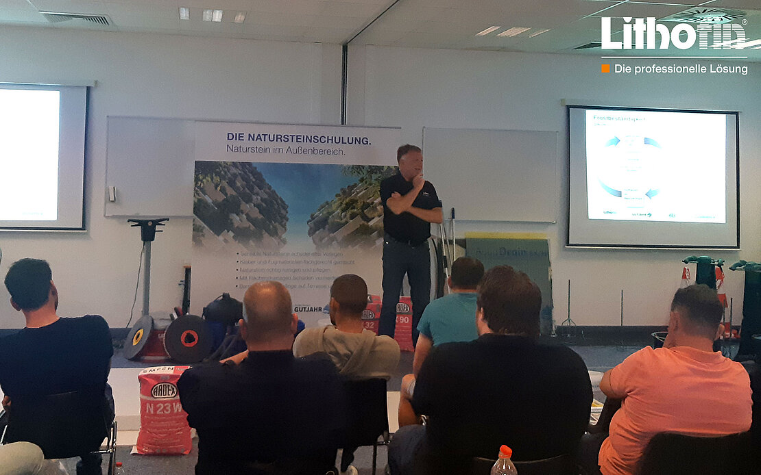 [Translate to Deutsch - CH:] Referent Karl-Martin Essig (Anwendungstechniker Lithofin) führt mit einer Natursteinkunde in die Natursteinschulung ein
