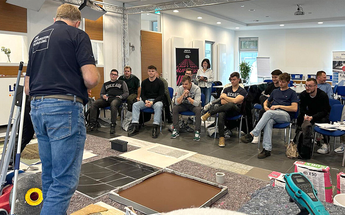 [Translate to English:] Lithofin Schulung Steinbeisschule